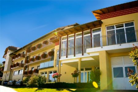 https://www.soccatours.ch/media/catalog/product/cache/da432fc9ee79dfca32e073c2235ab4d7/f/u/fu_balltrainingslager_eichbergerhof_soccatours_2_.jpg