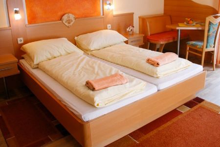 https://www.soccatours.ch/media/catalog/product/cache/da432fc9ee79dfca32e073c2235ab4d7/f/u/fu_balltrainingslager_eichbergerhof_soccatours_3_.jpg