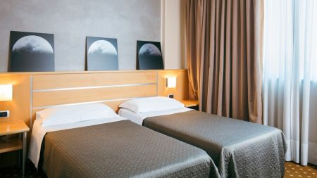 https://www.soccatours.ch/media/catalog/product/cache/da432fc9ee79dfca32e073c2235ab4d7/f/u/fu_balltrainingslager_garda_hotel_soccatours.jpg