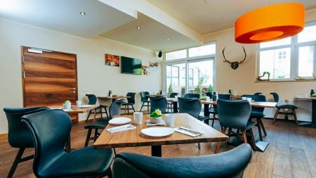 https://www.soccatours.ch/media/catalog/product/cache/da432fc9ee79dfca32e073c2235ab4d7/f/u/fu_balltrainingslager_hotel_gasthof_adler_soccatours_2_.jpg