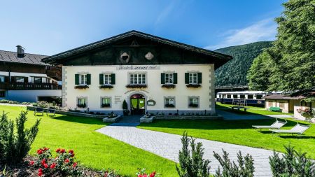 https://www.soccatours.ch/media/catalog/product/cache/da432fc9ee79dfca32e073c2235ab4d7/f/u/fu_balltrainingslager_hotel_lener_soccatours.jpg