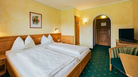 https://www.soccatours.ch/media/catalog/product/cache/da432fc9ee79dfca32e073c2235ab4d7/f/u/fu_balltrainingslager_hotel_oberwirt_soccatours_5_.jpg