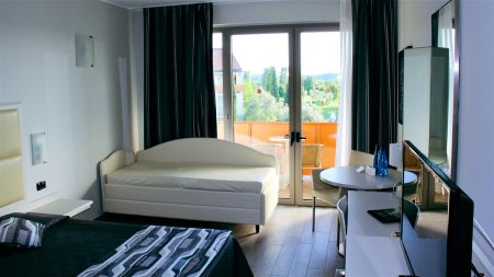 https://www.soccatours.ch/media/catalog/product/cache/da432fc9ee79dfca32e073c2235ab4d7/f/u/fu_balltrainingslager_hotel_parc_premium_soccatours_10_.jpg