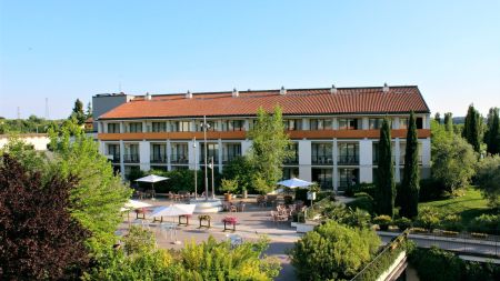 https://www.soccatours.ch/media/catalog/product/cache/da432fc9ee79dfca32e073c2235ab4d7/f/u/fu_balltrainingslager_hotel_parc_premium_soccatours_5_.jpg