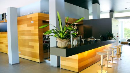 https://www.soccatours.ch/media/catalog/product/cache/da432fc9ee79dfca32e073c2235ab4d7/f/u/fu_balltrainingslager_mod_05_living_hotel_soccatours_5_.jpg