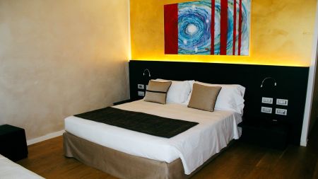 https://www.soccatours.ch/media/catalog/product/cache/da432fc9ee79dfca32e073c2235ab4d7/f/u/fu_balltrainingslager_mod_05_living_hotel_soccatours_6_.jpg