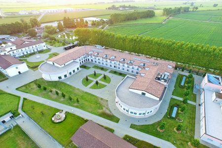 https://www.soccatours.ch/media/catalog/product/cache/da432fc9ee79dfca32e073c2235ab4d7/f/u/fu_balltrainingslager_novarello_resort_soccatours.jpg