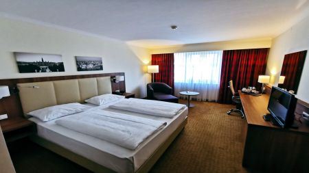 https://www.soccatours.ch/media/catalog/product/cache/da432fc9ee79dfca32e073c2235ab4d7/f/u/fu_balltrainingslager_premium_plaza_soccatours_4_.jpg