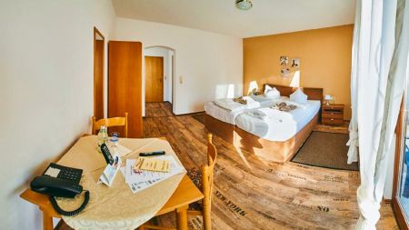 https://www.soccatours.ch/media/catalog/product/cache/da432fc9ee79dfca32e073c2235ab4d7/f/u/fu_balltrainingslager_rammersweier_hof_soccatours_6_.jpg