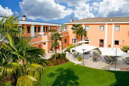 https://www.soccatours.ch/media/catalog/product/cache/da432fc9ee79dfca32e073c2235ab4d7/f/u/fu_balltrainingslager_sporthotel_veronello_soccatour.jpg