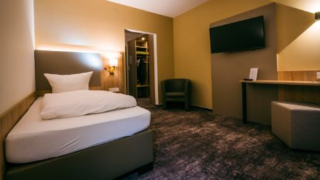 https://www.soccatours.ch/media/catalog/product/cache/da432fc9ee79dfca32e073c2235ab4d7/f/u/fu_balltrainingslager_waldhotel_eisenberg_soccatours_4_.jpg