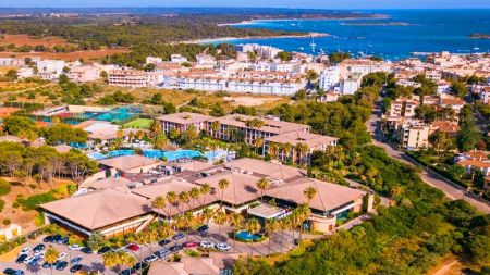 https://www.soccatours.ch/media/catalog/product/cache/da432fc9ee79dfca32e073c2235ab4d7/f/u/fussballtrainingslager_blau_colonia_sant_jordi_soccatours2.jpg
