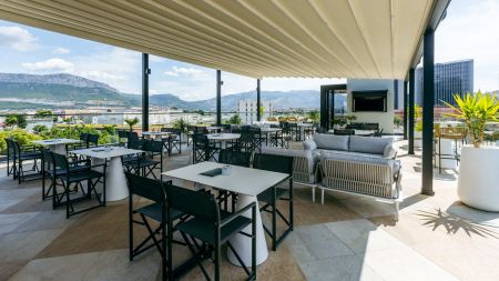https://www.soccatours.ch/media/catalog/product/cache/da432fc9ee79dfca32e073c2235ab4d7/f/u/fussballtrainingslager_cora_hotel_split_soccatours.jpg