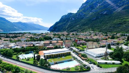 https://www.soccatours.ch/media/catalog/product/cache/da432fc9ee79dfca32e073c2235ab4d7/f/u/fussballtrainingslager_garda_sporting_soccatours_13_.jpg