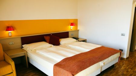 https://www.soccatours.ch/media/catalog/product/cache/da432fc9ee79dfca32e073c2235ab4d7/f/u/fussballtrainingslager_garda_sporting_soccatours_5_.jpg
