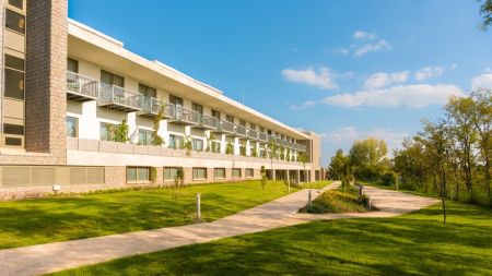 https://www.soccatours.ch/media/catalog/product/cache/da432fc9ee79dfca32e073c2235ab4d7/f/u/fussballtrainingslager_hotel_akademia_soccatours.jpg