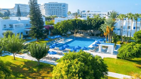https://www.soccatours.ch/media/catalog/product/cache/da432fc9ee79dfca32e073c2235ab4d7/f/u/fussballtrainingslager_hotel_aliathon_village_soccatours2.jpg