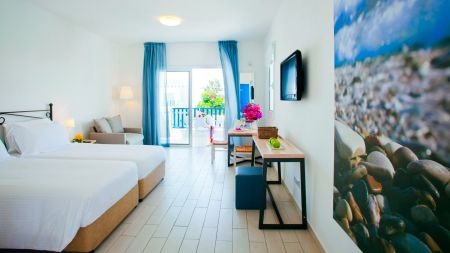 https://www.soccatours.ch/media/catalog/product/cache/da432fc9ee79dfca32e073c2235ab4d7/f/u/fussballtrainingslager_hotel_aliathon_village_soccatours3.jpg