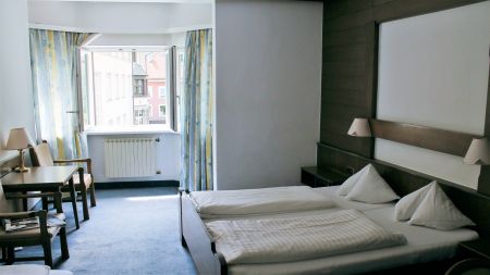 https://www.soccatours.ch/media/catalog/product/cache/da432fc9ee79dfca32e073c2235ab4d7/f/u/fussballtrainingslager_hotel_goldener_loewe_soccatours4.jpg