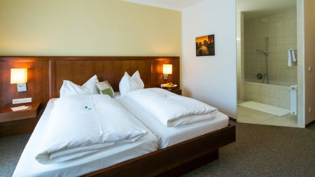https://www.soccatours.ch/media/catalog/product/cache/da432fc9ee79dfca32e073c2235ab4d7/f/u/fussballtrainingslager_hotel_hoellrigl_soccatours_4_.jpg