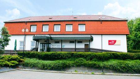 https://www.soccatours.ch/media/catalog/product/cache/da432fc9ee79dfca32e073c2235ab4d7/f/u/fussballtrainingslager_hotel_panorama_pilsen_soccatours.jpg
