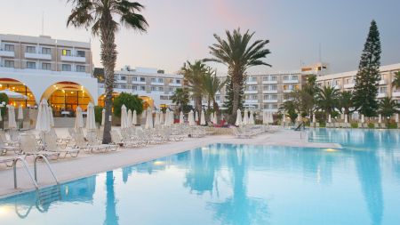 https://www.soccatours.ch/media/catalog/product/cache/da432fc9ee79dfca32e073c2235ab4d7/f/u/fussballtrainingslager_hotel_phaethon_beach_soccatours.jpg