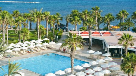 https://www.soccatours.ch/media/catalog/product/cache/da432fc9ee79dfca32e073c2235ab4d7/f/u/fussballtrainingslager_hotel_phaethon_beach_soccatours2.jpg