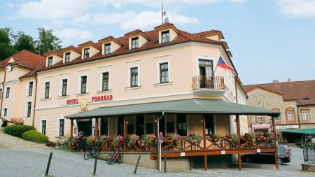 https://www.soccatours.ch/media/catalog/product/cache/da432fc9ee79dfca32e073c2235ab4d7/f/u/fussballtrainingslager_hotel_podhrad_soccatours.jpg