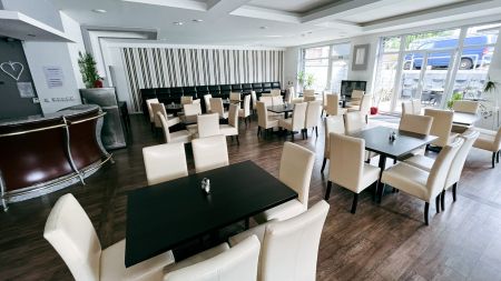 https://www.soccatours.ch/media/catalog/product/cache/da432fc9ee79dfca32e073c2235ab4d7/f/u/fussballtrainingslager_hotel_slavie_soccatours3.jpg