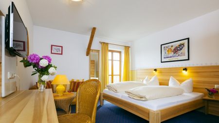 https://www.soccatours.ch/media/catalog/product/cache/da432fc9ee79dfca32e073c2235ab4d7/f/u/fussballtrainingslager_landgasthof_zum_kirchenwirt_soccatours_2_.jpg