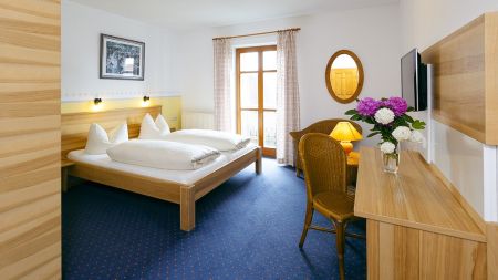 https://www.soccatours.ch/media/catalog/product/cache/da432fc9ee79dfca32e073c2235ab4d7/f/u/fussballtrainingslager_landgasthof_zum_kirchenwirt_soccatours_3_.jpg