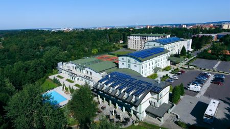 https://www.soccatours.ch/media/catalog/product/cache/da432fc9ee79dfca32e073c2235ab4d7/f/u/fussballtrainingslager_parkhotel_soccatours.jpg