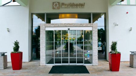 https://www.soccatours.ch/media/catalog/product/cache/da432fc9ee79dfca32e073c2235ab4d7/f/u/fussballtrainingslager_parkhotel_soccatours2.jpg