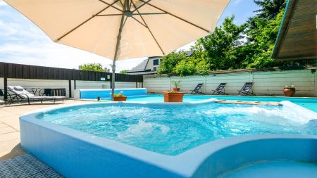 https://www.soccatours.ch/media/catalog/product/cache/da432fc9ee79dfca32e073c2235ab4d7/f/u/fussballtrainingslager_pension_diana9.jpg
