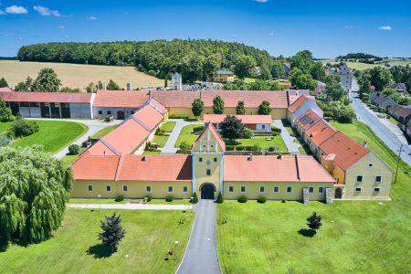 https://www.soccatours.ch/media/catalog/product/cache/da432fc9ee79dfca32e073c2235ab4d7/f/u/fussballtrainingslager_schuettkasten_geras_soccatours.jpg