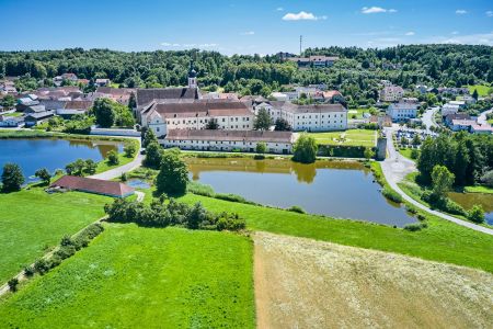 https://www.soccatours.ch/media/catalog/product/cache/da432fc9ee79dfca32e073c2235ab4d7/f/u/fussballtrainingslager_schuettkasten_geras_soccatours10.jpg