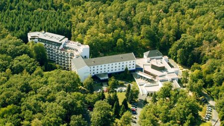 https://www.soccatours.ch/media/catalog/product/cache/da432fc9ee79dfca32e073c2235ab4d7/f/u/fussballtrainingslager_sporthotel_sopron_soccatours.jpg