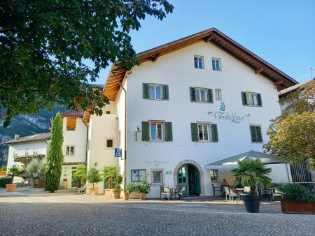 https://www.soccatours.ch/media/catalog/product/cache/da432fc9ee79dfca32e073c2235ab4d7/f/u/fussballtrainingslager_teutschhaus_soccatours.jpg