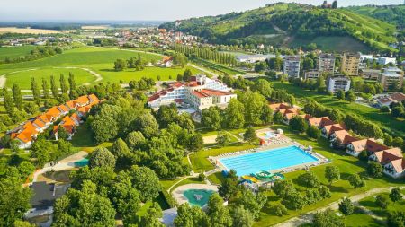 https://www.soccatours.ch/media/catalog/product/cache/da432fc9ee79dfca32e073c2235ab4d7/f/u/fussballtrainingslager_thermal_resort_lendava_soccatours.jpg