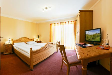 https://www.soccatours.ch/media/catalog/product/cache/da432fc9ee79dfca32e073c2235ab4d7/h/a/hanauer_hof_soccatours_6_.jpg