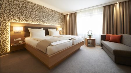 https://www.soccatours.ch/media/catalog/product/cache/da432fc9ee79dfca32e073c2235ab4d7/h/a/hanauerhofzimmer2.jpg
