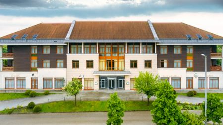 https://www.soccatours.ch/media/catalog/product/cache/da432fc9ee79dfca32e073c2235ab4d7/h/o/hotel_aquarell_16017-00-fussball-trainingslager-cegled-hotel-auqarell-fu_ballplatz-01.jpg