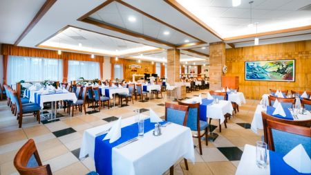 https://www.soccatours.ch/media/catalog/product/cache/da432fc9ee79dfca32e073c2235ab4d7/h/o/hotel_aquarell_16017-03-fussball-trainingslager-cegled-hotel-auqarell-restaurant-01.jpg
