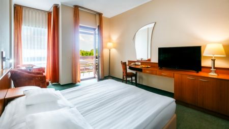 https://www.soccatours.ch/media/catalog/product/cache/da432fc9ee79dfca32e073c2235ab4d7/h/o/hotel_aquarell_16017-10-fussball-trainingslager-cegled-hotel-auqarell-zimmer-01.jpg