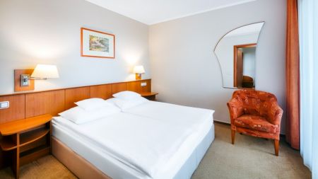 https://www.soccatours.ch/media/catalog/product/cache/da432fc9ee79dfca32e073c2235ab4d7/h/o/hotel_aquarell_16017-10-fussball-trainingslager-cegled-hotel-auqarell-zimmer-02.jpg