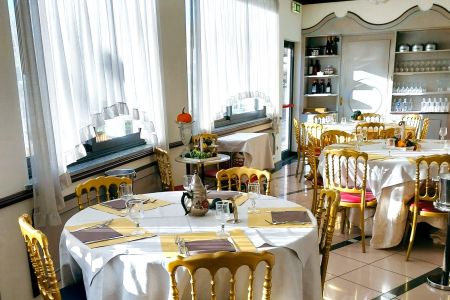 https://www.soccatours.ch/media/catalog/product/cache/da432fc9ee79dfca32e073c2235ab4d7/h/o/hotel_la_bussola_soccatours_5_.jpg