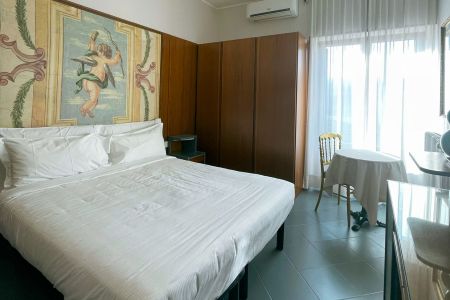 https://www.soccatours.ch/media/catalog/product/cache/da432fc9ee79dfca32e073c2235ab4d7/h/o/hotel_la_bussola_soccatours_6_.jpg