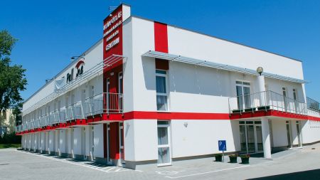 https://www.soccatours.ch/media/catalog/product/cache/da432fc9ee79dfca32e073c2235ab4d7/h/o/hotel_pallone_16200-00-fussball-trainingslager-balatonf_red-hotel-pallone-hotelansicht-1.jpg
