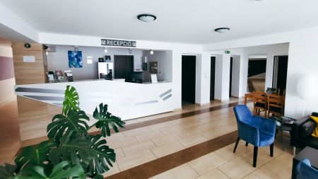 https://www.soccatours.ch/media/catalog/product/cache/da432fc9ee79dfca32e073c2235ab4d7/h/o/hotel_pallone_16200-03-fussball-trainingslager-balatonf_red-hotel-pallone-rezeption-1.jpg