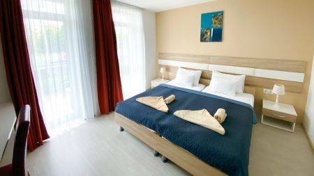 https://www.soccatours.ch/media/catalog/product/cache/da432fc9ee79dfca32e073c2235ab4d7/h/o/hotel_pallone_16200-10-fussball-trainingslager-balatonf_red-hotel-pallone-zimmer-1.jpg